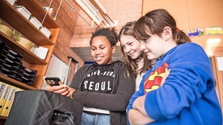 Schülerinnen und Schüler sollen möglichst früh auf die Gefahren von Cyber-Mobbing hingewiesen werden. 