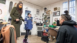 Ein besonderer Tag: Begleitet vom TV Südostschweiz-Team um Moderatorin Corina Thöny besucht Laura Graffiti-Künstler Bane in seinem Atelier.