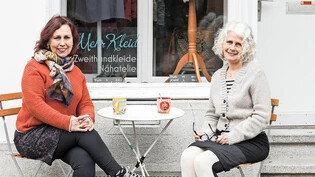 Annette Streuli (links) und Eva Gallati vor ihrem Geschäft in Glarus.