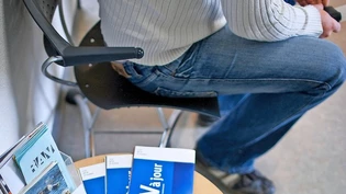 Die Alternative: Ein Arbeitsloser wartet auf seinen Beratungstermin bei der Regionalen Arbeitsvermittlung im Nachbarkanton St.  Gallen. Symbolbild Gaetan Bally/Keystone