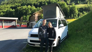 Die Ersten auf dem neuen Stellpatz: Jacqueline Küng und Thomas Berger aus Bern haben die Nacht mit ihrem Van in Engi verbracht.