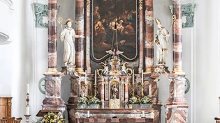 Die Statuen stehen ungerührt: Der heilige Fridolin (links) und der heilige Hilarius flankieren wie eh und je den Hochaltar der Hilariuskirche in Näfels – der Streit um die Kompetenzen in der Pfarrei ist noch nicht beigelegt. 