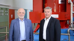 Eigenes Kraftwerk: Der Strom, den Herbert Wanner und Martin Bamert in der Zentrale Risi in Näfels produzieren, gilt heute wieder als günstig. 