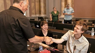 Freude für Links und Grün: Christian Büttiker (links) gratuliert dem Neu-Landrat Kaj Weibel und dessen Co-Parteipräsidentin Eva-Maria Kreis.