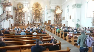 Freitagabend: Die Mitglieder der Katholischen Kirchgemeinde Näfels haben sich getroffen.
