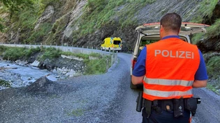 Mutter und Sohn von Baum erschlagen: Retter vor Ort auf der Badstrasse in Pfäfers.