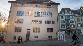 Soll aus Dornröschenschlaf erwachen: Das altehrwürdige Rapperswiler «Rathaus» samt zusätzlicher Aussenplätze entlang der Ostfassade (Bild) und auf dem Hauptplatz (vor den Häusern mit den grünen Fensterläden rechts im Bild). 