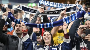 Treue Fans: Die Supporter von Ambri-Piotta feiern am Spengler Cup.