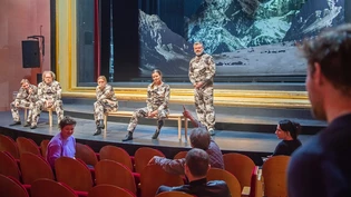 Probenatmosphäre: Im Theater Chur bereitet man sich auf die Premiere des Stücks «Ruuch oder riich» vor.