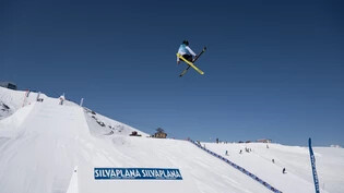 Spektakel: Ein Freeskier springt über eine Schanze in Silvaplana.