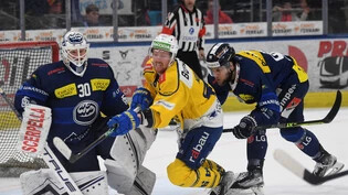 Umkämpfte Partie: HCD-Stürmer Joakim Nordström versucht, an Ambri-Goalie Janne Juvonen vorbeizukommen. 