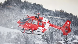 Suchaktion: Mehrere Helikopter sind nach dem Lawinenniedergang im Einsatz, um nach Verschütteten zu suchen.