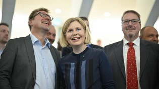 Start-Ziel-Sieg: Esther Friedli freut sich mit Lebenspartner, dem früheren SVP-Schweiz-Präsidenten Toni Brunner (links), über den Einzug in den Ständerat.
