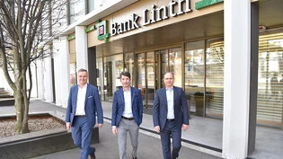 Nur einer marschiert weiter: Vom Führungstrio der Bank Linth bleibt nach dem geplanten Neustart als LLB nur CFO Martin Kaindl (l.) übrig – CEO David Sarasin (Mitte) und Stellvertreter Luc Schuurmans verlassen die Bank mit Sitz in Uznach. 