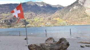 Eine zerfledderte Schweizerfahne im Gäsi Weesen: Sie hat Symbolkraft für ​​​​​​​Gruppierungen, die den Staat ablehnen.