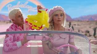 Tschüss rosarotes Universum: In ihrem ersten Spielfilm muss Barbie (Margot Robbie) sich der echten Welt stellen. Ken (Ryan Gosling) schlittert mit ihr ins Abenteuer.