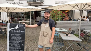 Die Buchstaben an der Wand verraten es: Das «Koivu» von Andreas Bürki auf dem Rapperswiler Hauptplatz ist nun auch ein bisschen «Kaffee Klatsch». 