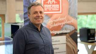 Gesicht des Esaf 2025: Geschäftsleiter Walter Hofmann präsentiert das Baugesuch für die temporären Bauten auf dem Esaf-Areal in Mollis.