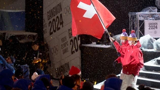 Besondere Ehre: Ilaria Gruber trägt bei der Schlussfeier die Schweizer Fahne. 