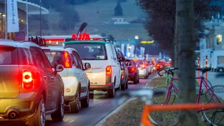 Viel Verkehr: Stau am Feierabend auf der Rossbodenstrasse in Chur. Viel Verkehr: Stau am Feierabend auf der Rossbodenstrasse in Chur.