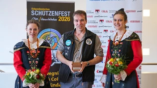 Neuer «Bündner Schütz des Jahres»: Norbert Caviezel nimmt die Auszeichnung entgegen. 