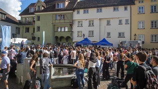 Wollen Aussenräume mit mehr Grün: Studierende der FHGR werden im September auf dem Churer Arcasplatz von der Schulleitung begrüsst.