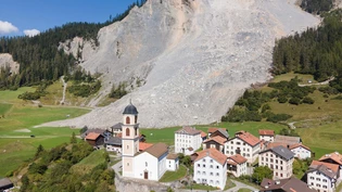 Vorbei an den Häusern: Das Dorf Brienz/Brinzauls nach dem Schuttstrom im Juni 2023.