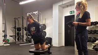 Unter Beobachtung: Verteidigerin Sandra Schmidt führt den Krafttest unter den Augen von Athletiktrainerin Sarah Kruse durch.