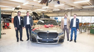 Gruppenbild mit BMW: Simon Figini, Stefan Eisenring, Stefan Sterchi und Daniel Engelberger (von links) bei der Übergabe des geschenkten Fahrzeugs.