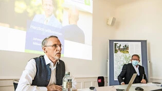 Viel Aufwand und ein Defizit: Verwaltungsratspräsident Fadri Ramming von den Psychiatrischen Diensten Graubünden und CEO Josef Müller blicken vor den Medien auf das Geschäftsjahr 2020 zurück (von links).