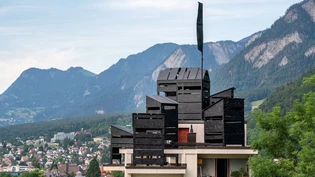 Vielleicht die Churer Favela: Die Installation von Florian Bach auf dem Dach des Wohnhauses Seilerbahnweg 15 ist nicht zugänglich, sondern lädt nur aus der Ferne zu allerhand Interpretationen ein. 