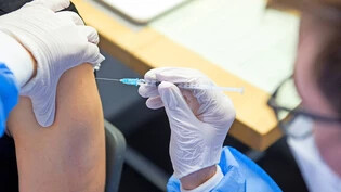 Kleiner «Pieks», grosse Wirkung: Die Bündner Behörden rufen die Bevölkerung auf, sich gegen Covid-19 impfen zu lassen.   