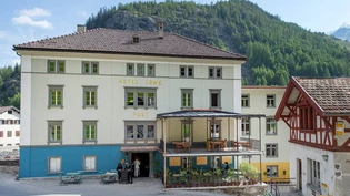 Die Eröffnung des frisch renovierten «Post Hotel Löwe» in Mulegns: Neue Fassade und Veranda.