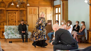 Spiel nah beim Publikum: Lisa Lüthy als Prinzessin Mary fühlt sich von Emanuel Heitz als Oscar (rechts) bedrängt, während Flurin (Lothar Burtscher) immer die Ruhe selbst ist.