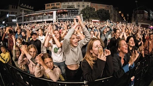 Nicht wie sonst: In diesem Jahr werden die musikbegeisterten Glarnerinnen und Glarner den Künstlern wie Andrea Bignasca oder Che Sudaka  nicht wie üblich vor dem Rathaus, sondern auf dem Zaunplatz zujubeln.