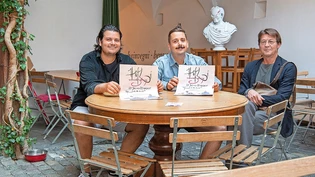 Die Höflibeiz in der Klibühni in Chur findet vom 23. Juli bis 29. August 2021 statt. Rocco Primoceri und Max Decurtins (zuständig für Service/Bar) und Reto Bernetta der Geschäftsführer der Klibühni (von links) posieren am 21.7.21 für die Fotografin. Gian Marco Castrogiovanni und Chris Schäper (zuständig für die Küche) fehlen auf dem Bild.