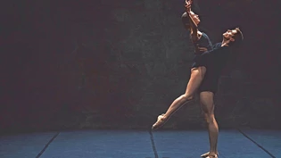 Hebungen in Vollendung: Im experimentellen Ballett «Fatum» von Ilya Jivoy in der Burg Riom glänzen Xander Parish (rechts) und Ekaterina Chebykina, die zum weltberühmten Ensemble des Mariinsky-Theaters in St. Petersburg gehören.