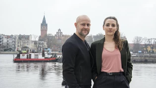 Neues Ermittlerduo: Robert Heffler (Jürgen Vogel) und Kay Freund (Seyneb Saleh) am Ufer der Dahme in Berlin-Köpenick, ihrem polizeilichen Einsatzgebiet.