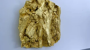 In der Ausstellung «Landliebe – Kunst und Landwirtschaft» im Bündner Kunstmuseum in Chur zu sehen:  das Werk «Acker» aus Epoxid und Blattgold von Asta Gröting.