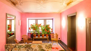 Zwischengelagert: Die Geranien waren schon der Stolz der alten Besitzerin des «Posthotel Löwe» in Mulegns. Bald werden sie ins Winterlager gebracht, während die Bauarbeiten im Hotel wieder beginnen. 