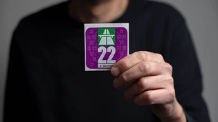 Die neue Vignette sollte ab sofort an der Frontscheibe des Autos kleben.