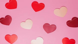 Herzen als Symbol für die Liebe: Der Valentinstag wird weltweit als Tag der Liebenden gefeiert.