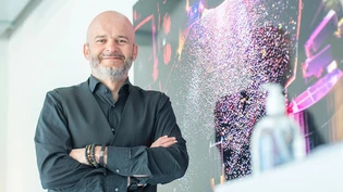 Kann endlich wieder planen: Norbert Cavegn, der Macher des Open Air Lumnezia, vor einem Foto der Festivalausgabe 2019.