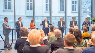 Wohin soll die Reise gehen? Moderiert von Manfred Papst (Bildmitte) diskutieren die Regierungsratskandidierenden Roman Hug, Martin Bühler, Carmelia Maissen, Jon Domenic Parolini, Marcus Caduff und Peter Peyer (von links) die Zukunft der Bündner Kulturszene.