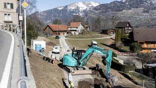 Bis Herbst im Boden: Die Spezialfirma Isoplus und die Glarner Baufirma Linth STZ verlegen in Obstalden 1,5 Kilometer Fernwärmeleitungen.