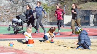 Sonne im Gesicht: Während die Kinder im Sand spielen, drehen Yvonne Michel Conrad, Martina Hug, Flavia Brüesch und Natalie Prevost (von links) ihre Runden auf der Tartanbahn.