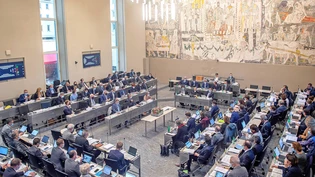 Politische Debatten in allen drei Sprachen des Kantons: Die Vorberatungskommission setzt sich für eine Simultanübersetzung ein.