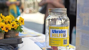 Volles Kässeli: Im Spendenglas des Vereins Ukraine Hilfe Graubünden und des Do-it Baucenters sammeln sich Anfang April die Spendengelder.