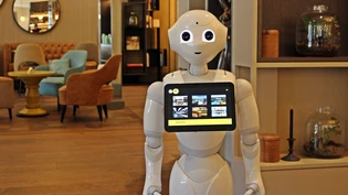 Roboter im Dienst: Der Roboter Pepper erledigt im «Opera Hotel» in Zürich seit November 2019 einige Aufgaben. Roboter im Dienst: Der Roboter Pepper erledigt im «Opera Hotel» in Zürich seit November 2019 einige Aufgaben.