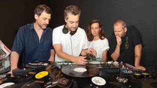 Was der Plattenteller auch noch kann: Peter Conradin Zumthor, Vera Kappeler und Gimma (von links) schauen DJ Illvibe (2. von links) über die Schultern.